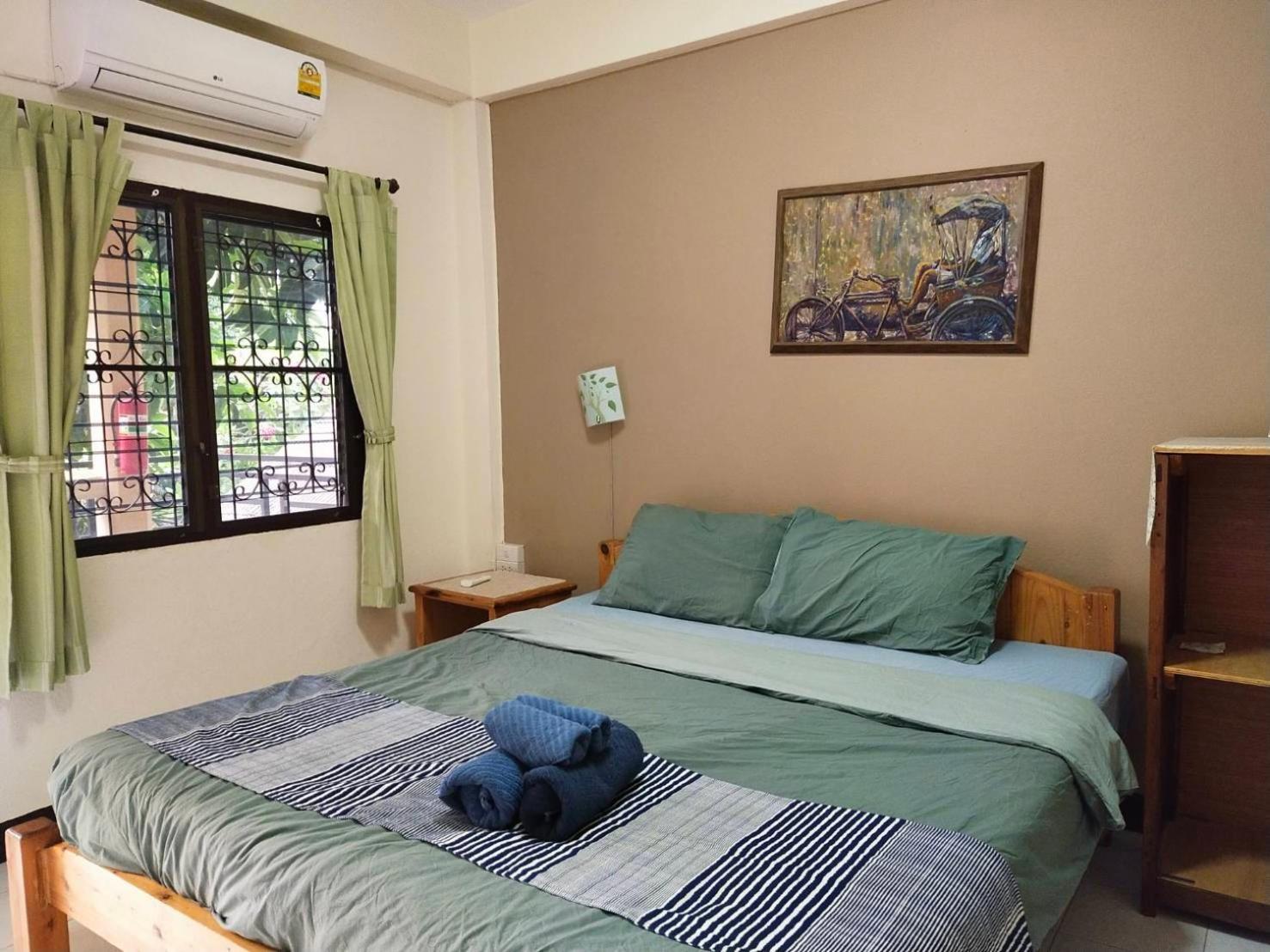 The Shire Guesthouse Чиангмай Номер фото