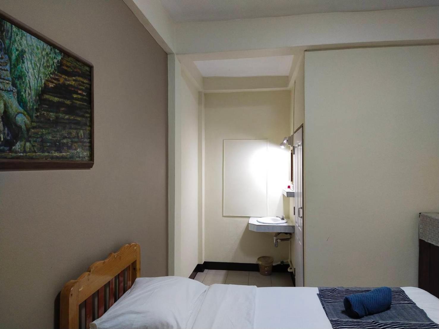 The Shire Guesthouse Чиангмай Номер фото